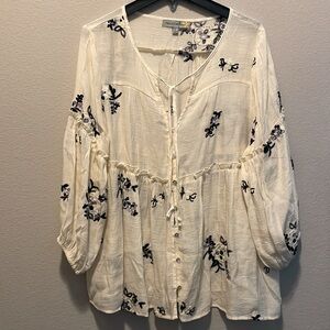 Figueroa & Flower Cream and Black 3/4 Sleeve Buttoned Blouse